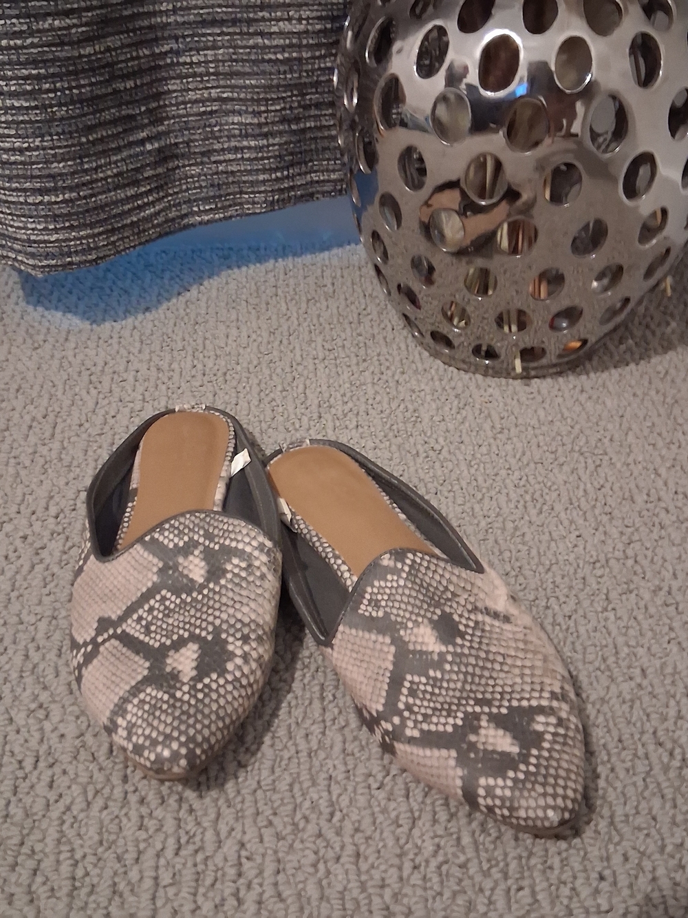 Universal Thread Beige and Gray Snake-Print Pointed-Toe Mules